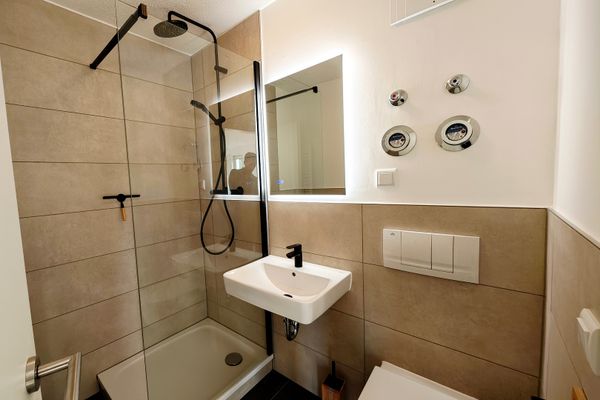 umfassend renovierte 1-Zi-Wohnung mit EBK in der Südvorstadt mit ggf. TG