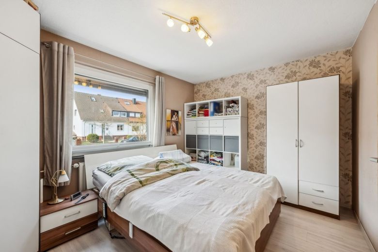 Provisionsfrei - Großes Einfamilienhaus mit Einliegerwohnung, Keller, Garage und großem Grundstück – EG Schlafzimmer