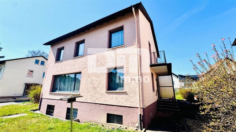 (Reserviert!)Zeitlose Eleganz trifft Moderne: Modernisiertes Einfamilienhaus – Frontansicht Titel