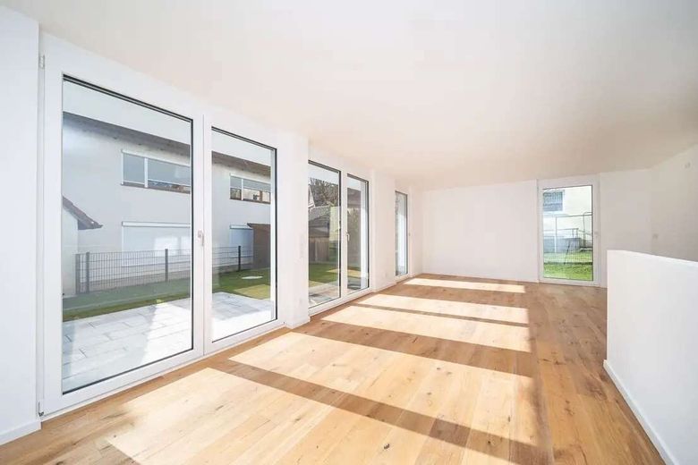 Moderne Garten- Maisonette mit außergewöhnlichen Lichthöfen – Wohnzimmer