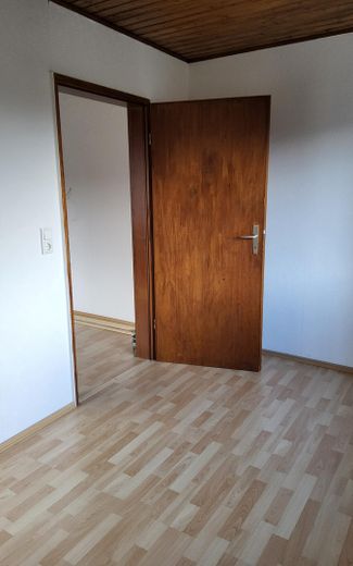Sonnige 3-Zimmer-Wohnung mit EBK, Balkon, Keller, Garage und Stellplatz – Schlafzimmer 2/WZ