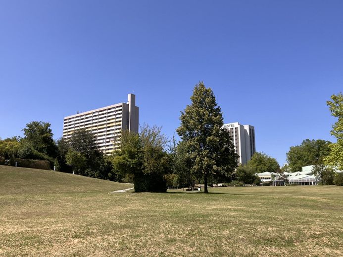 3,5-кімнатна квартира Leonberg. LEO Center am Stadtpark – Blick vom Stadtpark