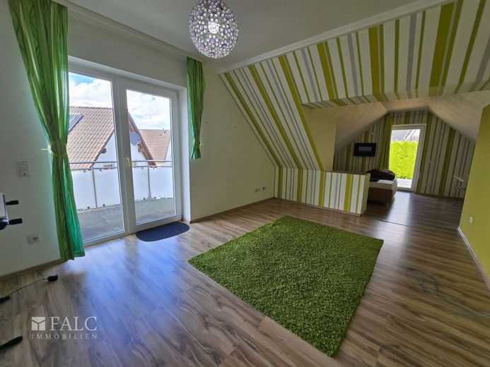Ein Paradies für eine große Familie im Blumenviertel in Nümbrecht – Wohnzimmer