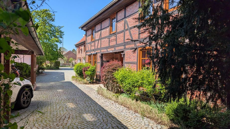 Jeden Tag wie im Urlaub: Wundervolles Landhaus mit Hallenbad, Naturbadeteich und Mieteinnahmen – Blick vom Ende der Einfahrt