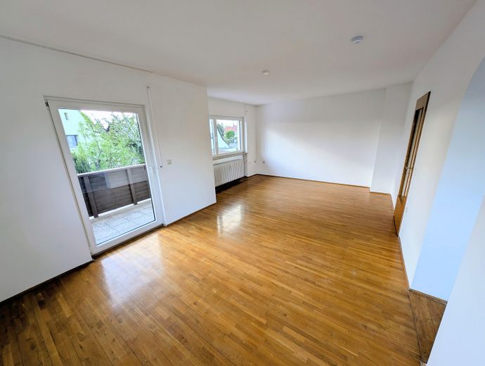 Appartement calme de 3 pièces au 1er étage d’une maison de 3 logements, balcon, cave, garage éventuellement – Wohnzimmer