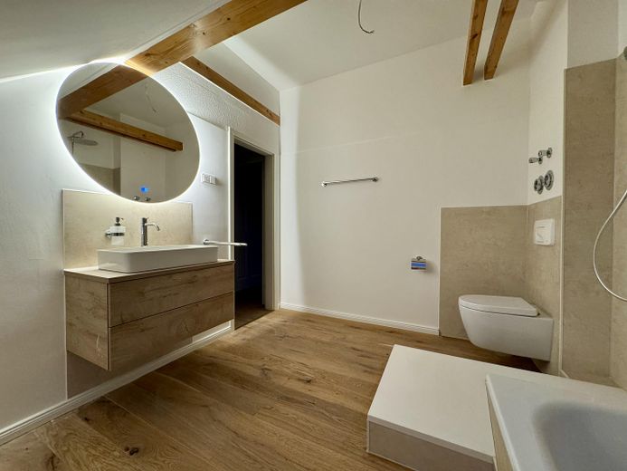 Lutherstraße: 2-Zimmer-Maisonette, fugenloses Bad, tolle Aussicht, Nobilia EBK – Badezimmer mit Spiegel