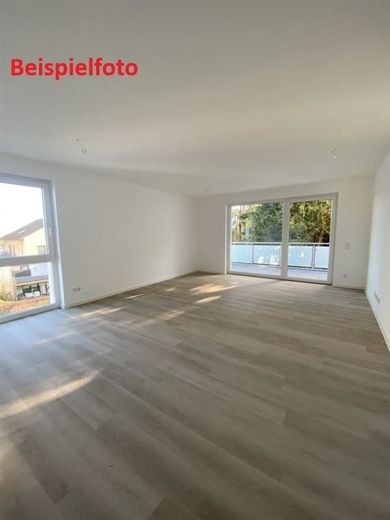 Stilvolle Altbauwohnung - kernsaniert mit modernem Wohnkomfort – Beispielfoto Raum