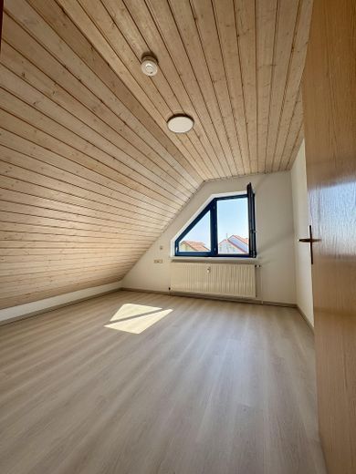 Provisionsfrei: 2-Zimmer-Wohnung DG mit Balkon in betreuter Wohnanlage – Schlafzimmer 1