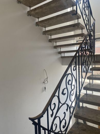 Abitare nel lusso in un attico di 200 m² con capannone, officina, produzione e attività commerciale – Treppenhaus