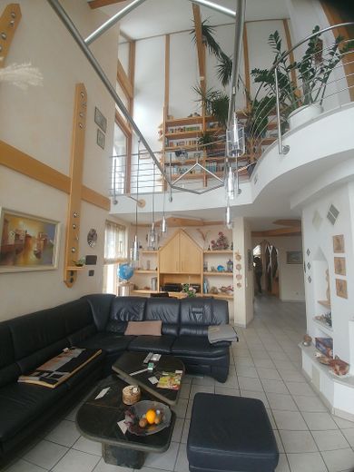 Das besondere Haus, mit sehr großem Grundstück, in einer Region wo andere Urlaub machen – Wohnzimmer mit Galerie