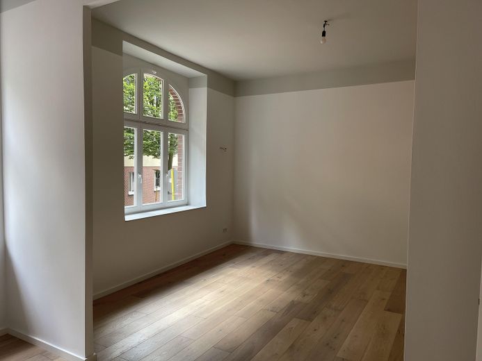 Exklusive, helle 2-Zimmer-Erdgeschosswohnung im Herzen des Jakobviertel - ideal für Singles – Wohnzimmer