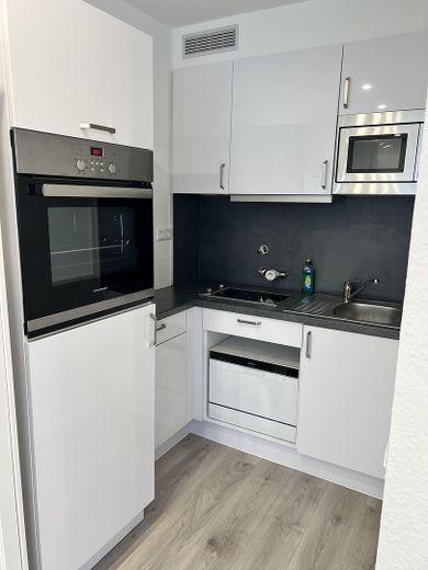Moderne vollmöblierte 1-Zimmerwohnung mit Blick in die Stadt – Foto 6