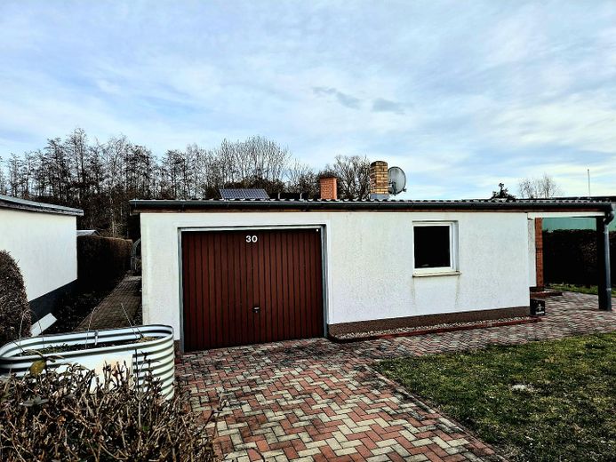 Traumlage Ketzin: Ihr Freizeit-Wassergrundstück mit Bungalow und Steg – Eingang Grundstück/Garage