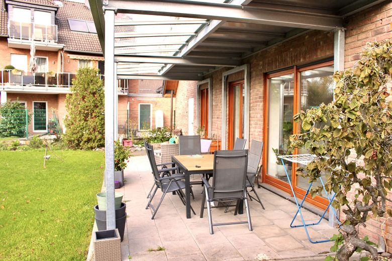 Große, überdachte Terrasse