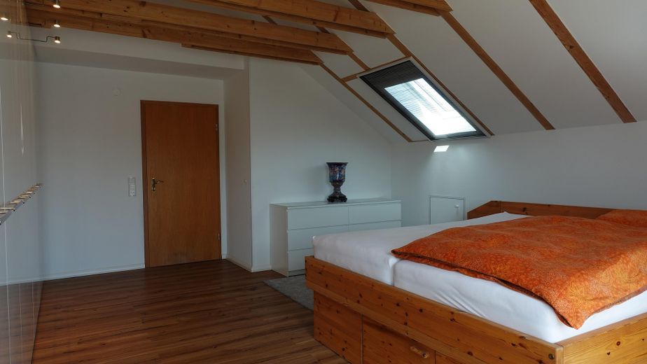 Großzügiges Einfamilienhaus in Ortsrandlage – 207 m² Wohnfläche auf 1.260 m² Grundstück – 13 OG 25 m² sichtbare Balken