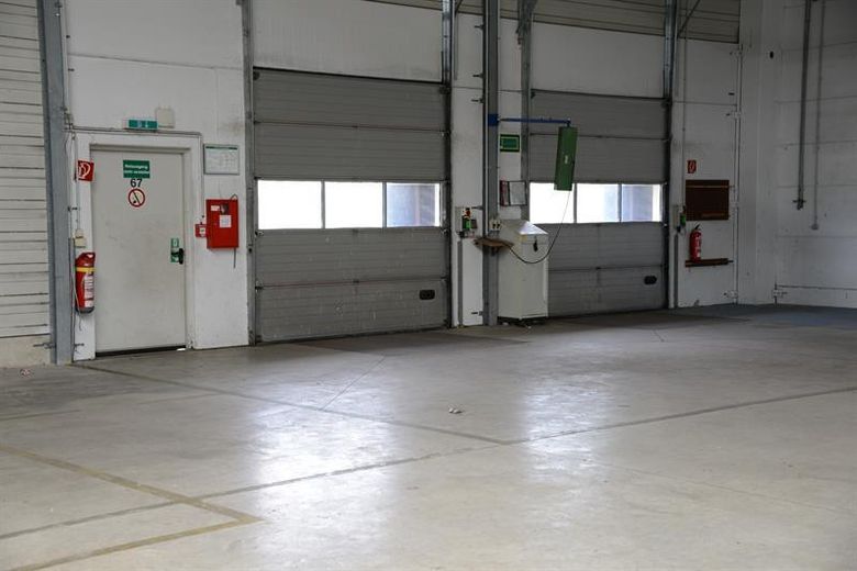 Büro, Lager und Produktionshallen, beheizt und gesprinklert – Laderampen