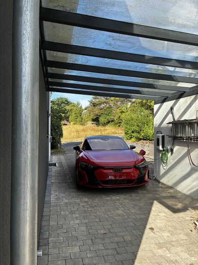 Casa moderna con un gran jardín – Carport mit Wallbox