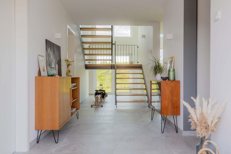 Flur mit individueller Treppe