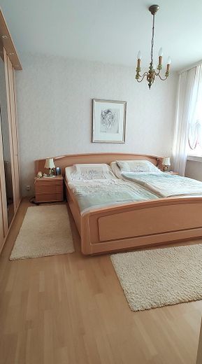 Casa a schiera ben tenuta con ampia terrazza sul tetto soleggiata e molto spazio – Schlafzimmer