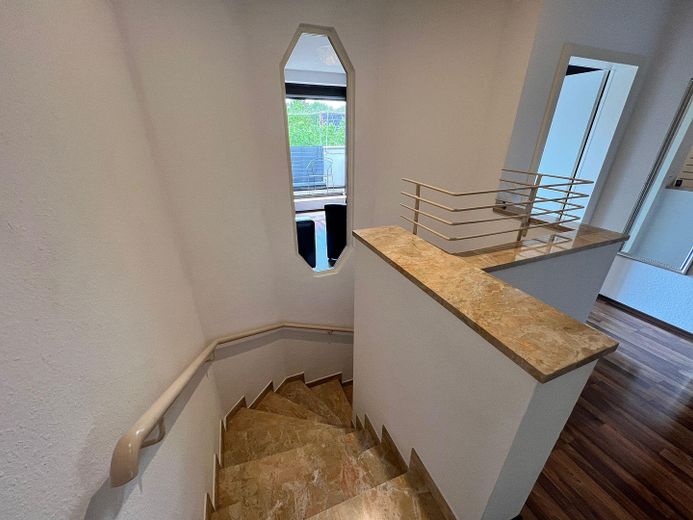 --> 4 ZK2B2B - Maisonette - wie ein Haus - in ruhiger Süd-West-Wohnlage – Treppenaufgang