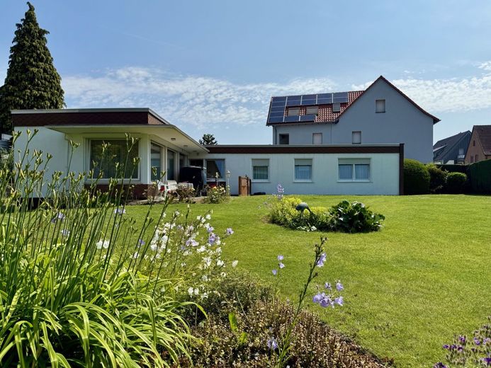Fröndenberg-Westick: Flachdach-Bungalow mit Gartenoase als perfekter Rückzugsort! – Bungalow Fröndenberg-Westick mit Garten