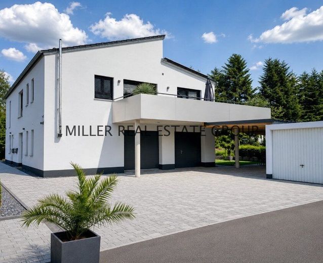Exklusive Luxusvilla in 85095 Denkendorf - Einliegerwohnung, XXL-Garage, Südgarten &amp; unverbaubarer Weitblick! – Außenansicht