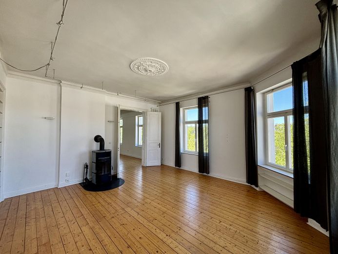 Altbau-Charme pur: 4-Zimmer-Wohnung mit Dielenboden & Stuckdecken – Foto 2