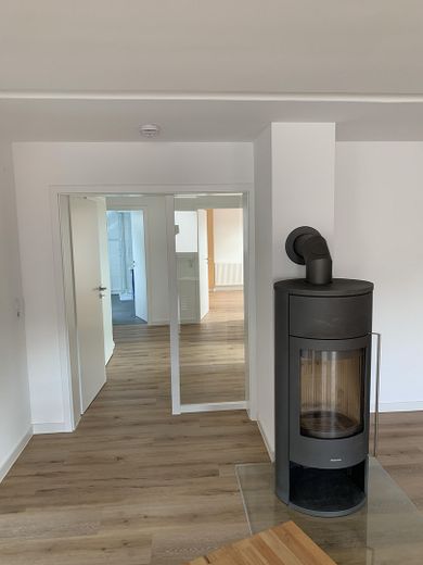 Großzügige 4-Zimmer-Maisonette mit Dachterrasse, Kamin und Albtraufblick – Wohnzimmer/Flur