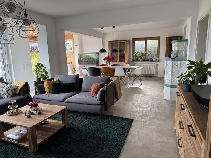 Lichtdurchflutetes Zweifamilienwohnhaus, komplett saniert 2021 in ruhiger Lage von Herrenberg – Wohnen mit Blick zum Essbereic