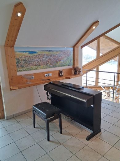 Das besondere Haus, mit sehr großem Grundstück, in einer Region wo andere Urlaub machen – Klavier auf der Galerie