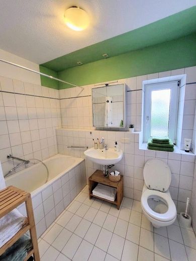 Attraktive Kapitalanlage in Burghausen | 2-Zimmer-Wohnung mit Balkon und TG | Provisionsfrei – Bad