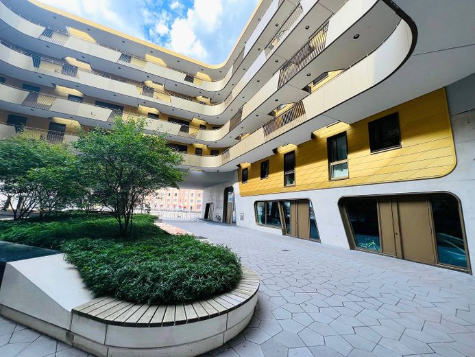 **Hochwertige 3-Zi.-Neubauwhg. mit EBK, 2 Bädern, Balkon und Rheinblick, direkt am Zollhafen** – Innenhof