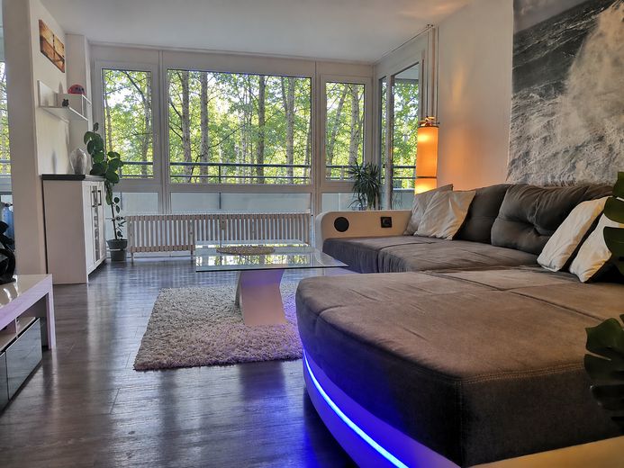 2,5 locali con vista sul bosco | Interessante investimento immobiliare – Wohnzimmer