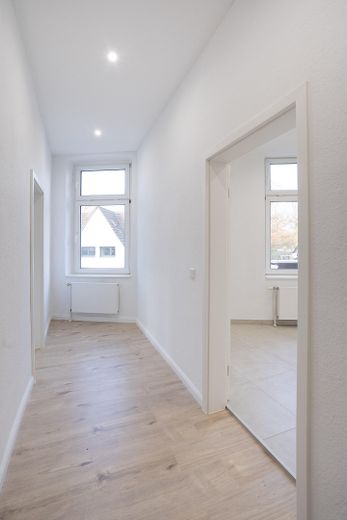 Provisionsfrei: Renoviert & bezugsfrei – 2,5-Zimmer-Wohnung zum Einziehen oder Vermieten! – Flur - 1