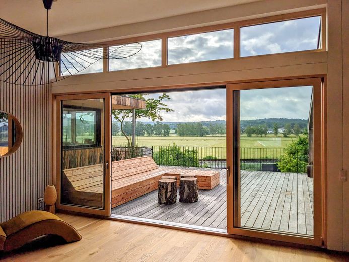 Traumhaftes Loftstudio mit grandiosem Blick in die Horlofftal-Auen.  Neubau Erstbezug. Möbliert. – Übergang Wohnraum / Dachterras