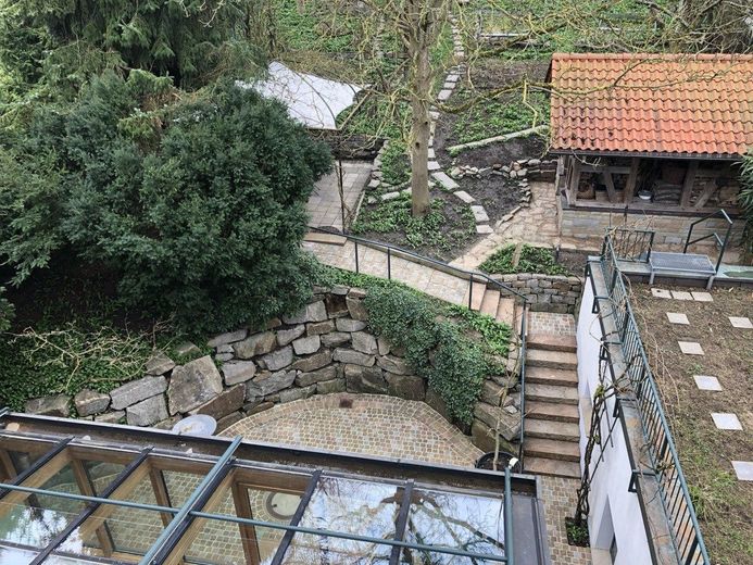 3-Fam.-Haus mit Wintergarten, großer Süd-Garten, viel Nutzfläche, erneuerbare Energien, Doppelgarage – Draufsicht mit Gründach