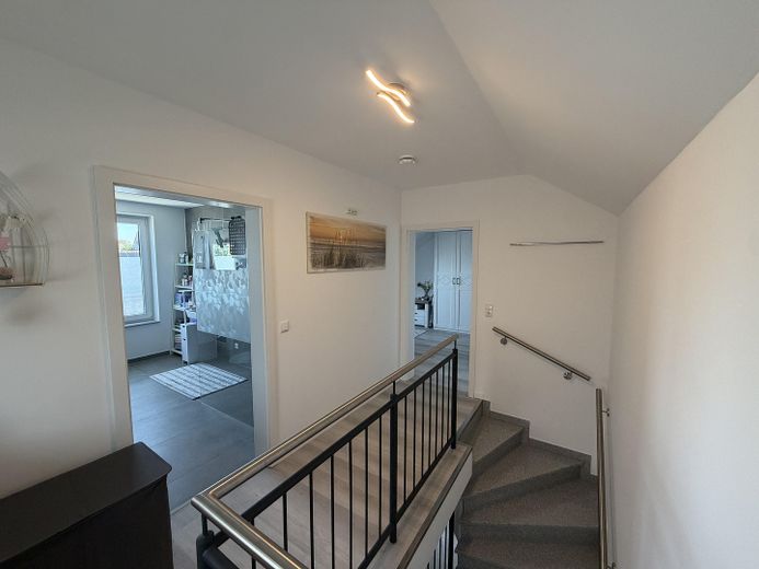 Premium 3-Zimmer-Maisonette-Wohnung mit offener Wohn-Ess-Küche, Dachterrasse & Fußbodenheizung – DG Flur