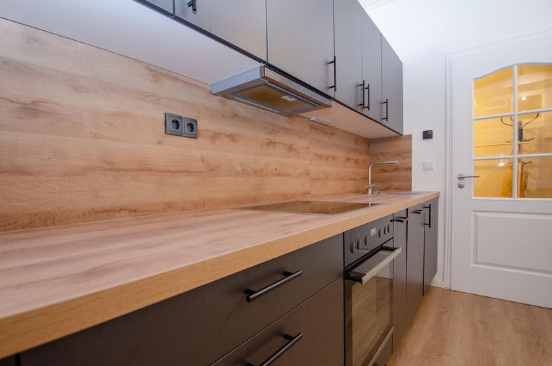 Sin comisión: apartamento de época renovado de 2 habitaciones en Schulstraße – Küche mit EBK