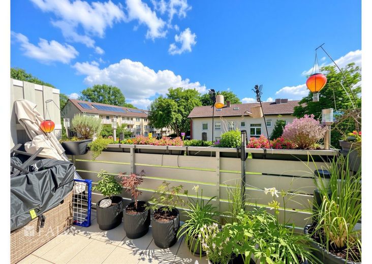 Helle Etagenwohnung mit Balkon und Tageslichtbad – Balkon