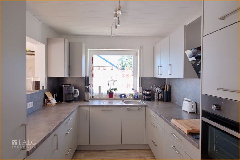 2-Familienhaus + gemütlicher Dachwohnung, vermietet, sehr gepflegt, großer Garten, Kapitalanlage. – Küche + Durchreiche