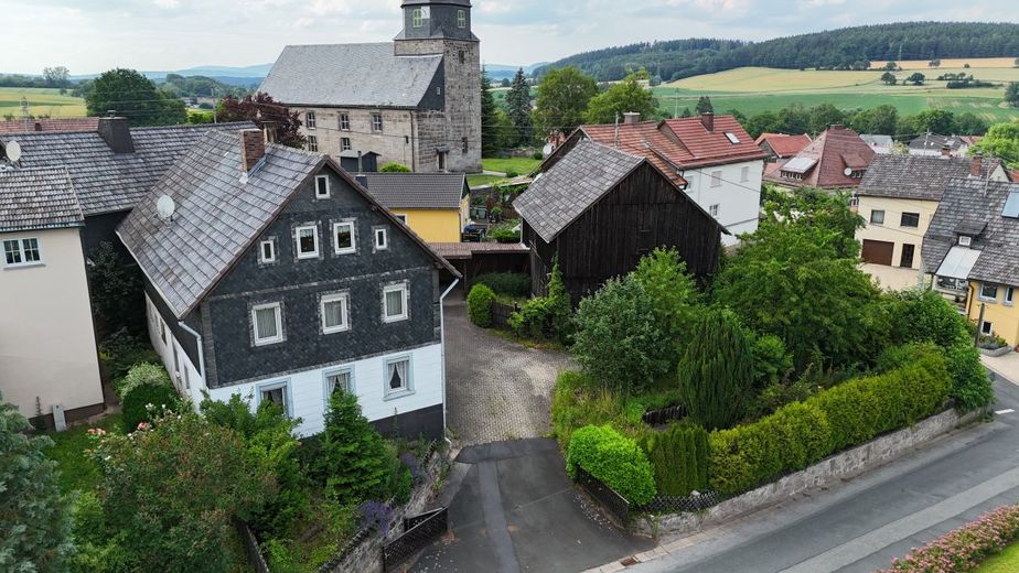 Projekt Traumhaus: Historisches Zweifamilienhaus mit gigantischem Potenzial in 96342 Stockheim-Burggrub! – Gebäudeansicht - Titelbild