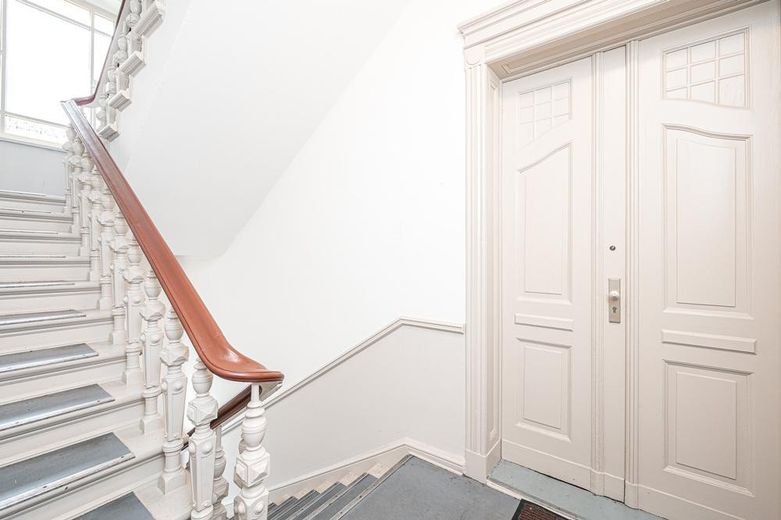 Großzügige Altbauwohnung mit Loggia | Bezugsfrei Ende 2026 – Treppenhaus