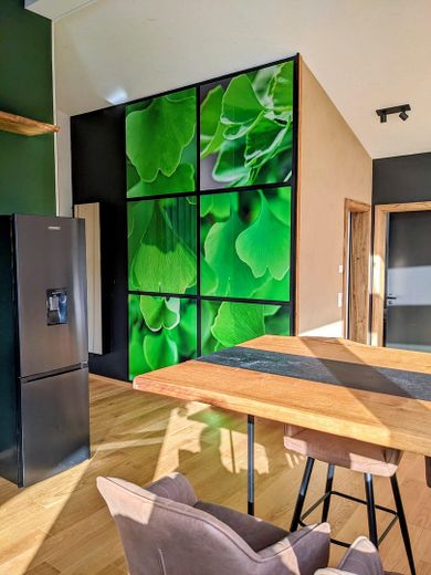 Traumhaftes Loftstudio mit grandiosem Blick in die Horlofftal-Auen.  Neubau Erstbezug. Möbliert. – Küche / Wohnraum 