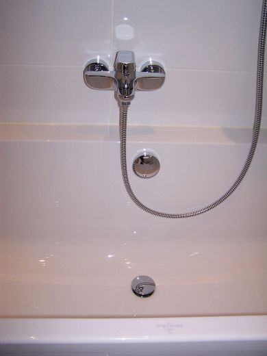 SCHWABING-WEST HELLE, MODERNISIERTE 2-ZIMMER-WOHNUNG MIT LOGGIA, SCHWIMMBAD UND GROSSER DACHTERRASSE – Details. Badausstattung