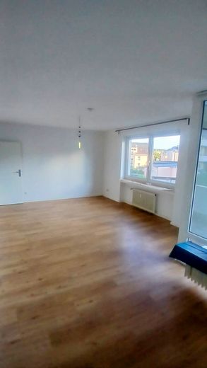 Provisionsfreier Wohntraum in Ohligs-Bestlage: Kernsaniert, bezugsfrei & ideal für Pendler! – Wohnzimmer