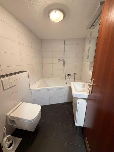 Modernes Bad mit Eckbadewanne
