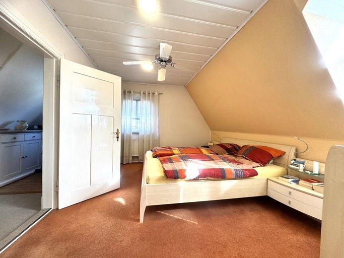 Im Herzen von Rotenburg: vielseitig nutzbares Anwesen,  geeignet als Gewerbe und Wohnraum – Haupthaus OG Schlafzimmer