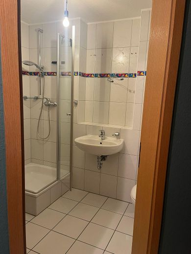 Ładne, jasne 2-pokojowe mieszkanie z balkonem i miejscem w garażu podziemnym w centralnej lokalizacji w Unna na sprzedaż – Bad: Dusche