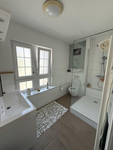 Große Dusche im Badezimmer