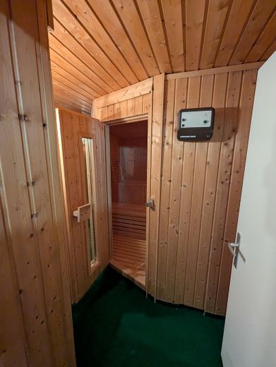 2 yaşam alanı, bahçe ve aile için bolca alan sunan geniş iki ailelik ev – Sauna Keller